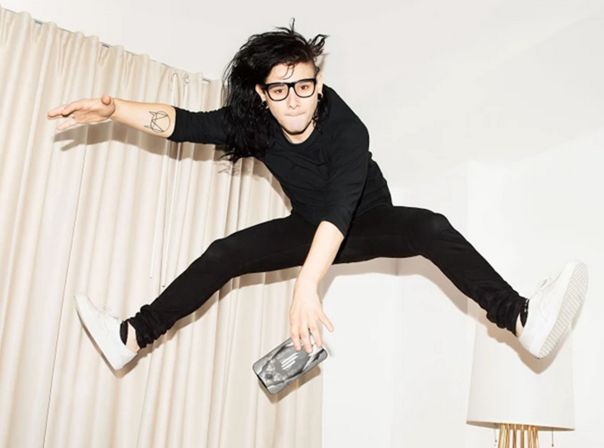 Skrillex hüpft vor Freude über seine Smartphone-Cases