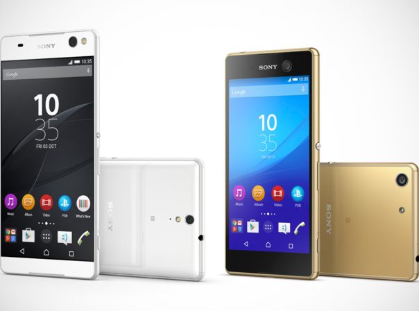 Links das Sony Xperia C5 Ultra, daneben das etwas kleinere Xperia M5