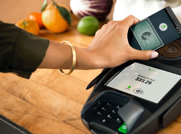 Android Pay: Smartphone ans Lesegerät halten statt EC-Karte einstecken.