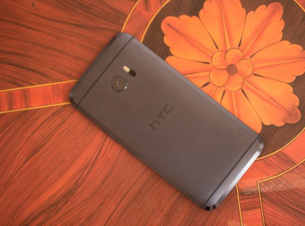 HTC 10: Unibody-Aluminium-Gehäuse im typischen HTC-Look.