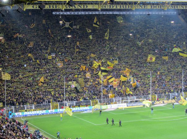 schwarzgelbe Stadionansicht bei einem Bundesliga-Spiel