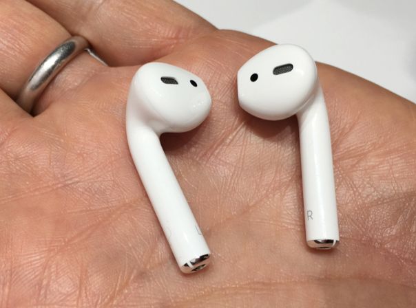 Apple Airpods in Hand