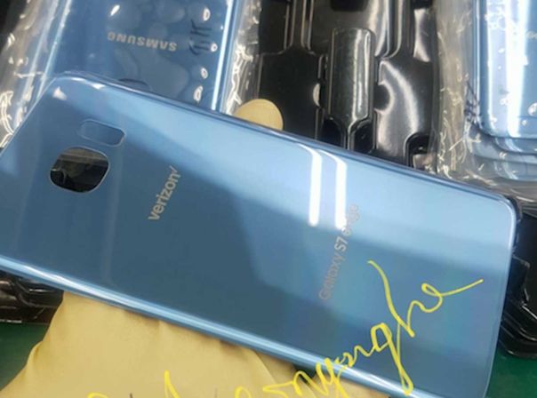 Das Galaxy S7 Edge in der Farbe Blue Coral