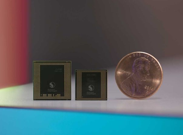 Der Vergleich mit dem Vorgänger und einem Penny zeigt die Größe des Snapdragon 835