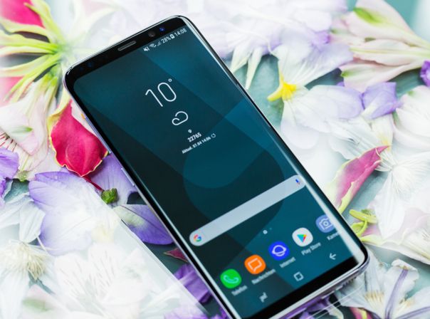 Das Galaxy S8 liegt auf einer Blümchendecke.