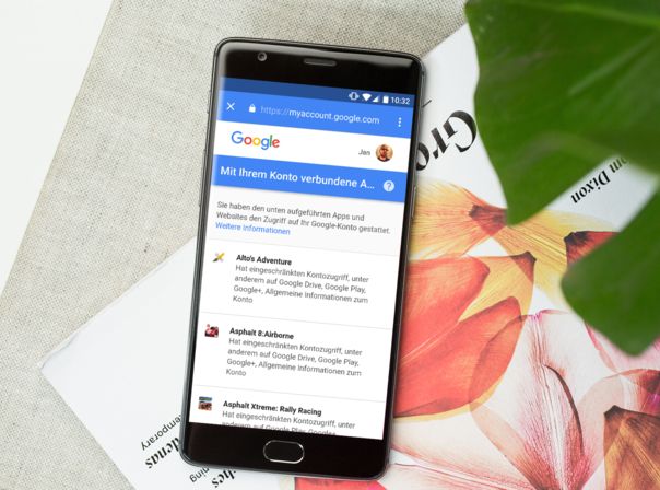 Die mit einem Google-Konto verbundenen Apps lassen sich auf auf dem Smartphone überprüfen.
