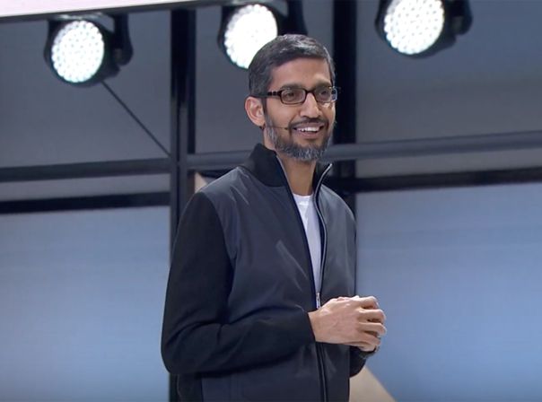 Google-Chef Sundar Pichai steht auf der Bühne.