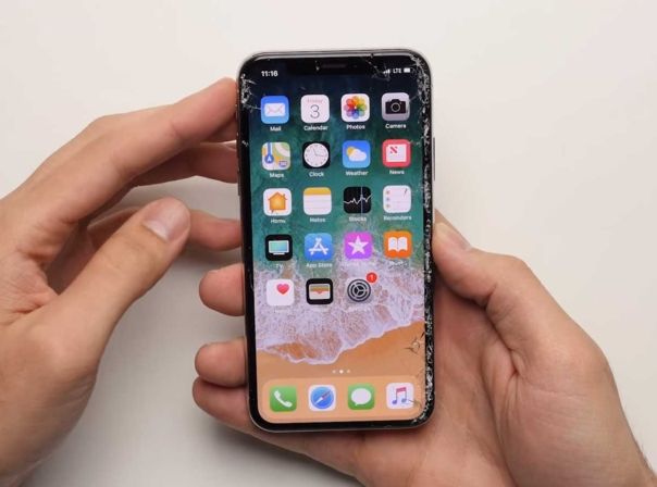 Das iPhone X ist nach den Drop-Tests etwas demoliert