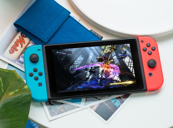 Nintendo Switch mit dem Spiel Bayonetta