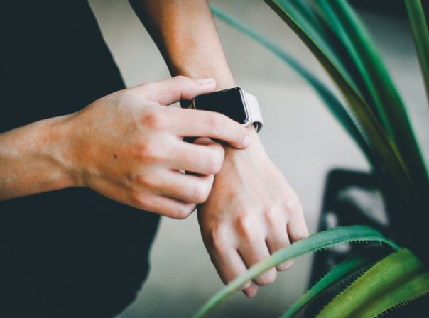 Apple Watch am Handgelenk