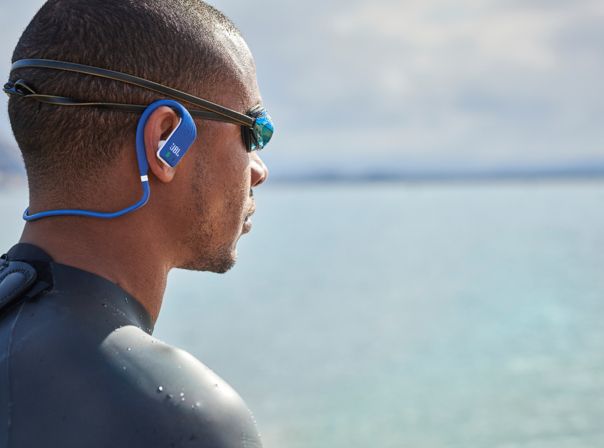 JBL-Endurance-Dive_Blue_Lifestyle-Image_Man