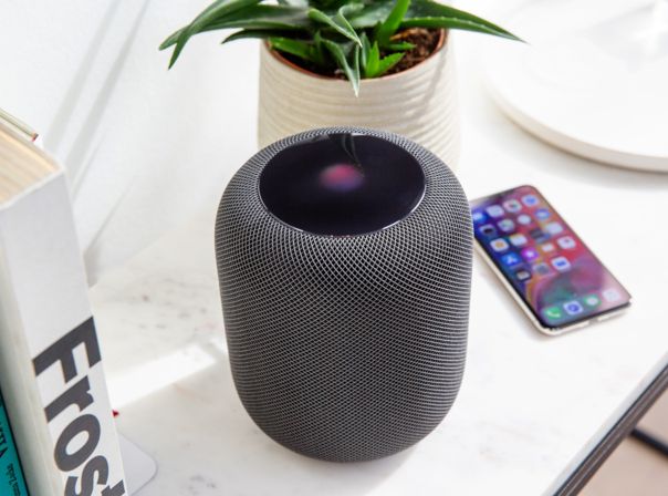 Apple HomePod auf einem Tisch