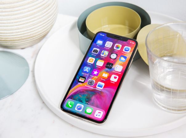 Auf der Vorderseite hat das iPhone X eine Notch