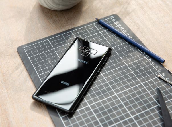 Samsung Galaxy Note 9 auf einem Schreibtisch