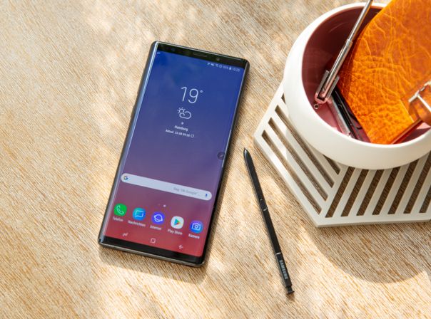 Das Galaxy Note 9 liegt auf einem Tisch.