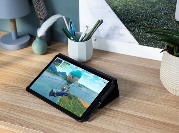 Galaxy Tab S4 auf dem "Fortnite" läuft, auf einem Schreibtisch.