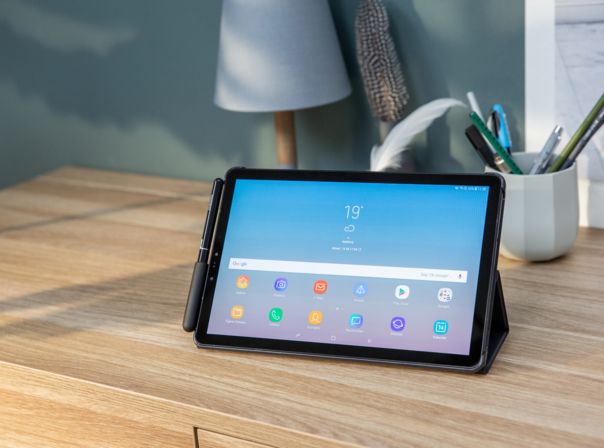 Das Galaxy Tab S4 auf einem Schreibtisch.