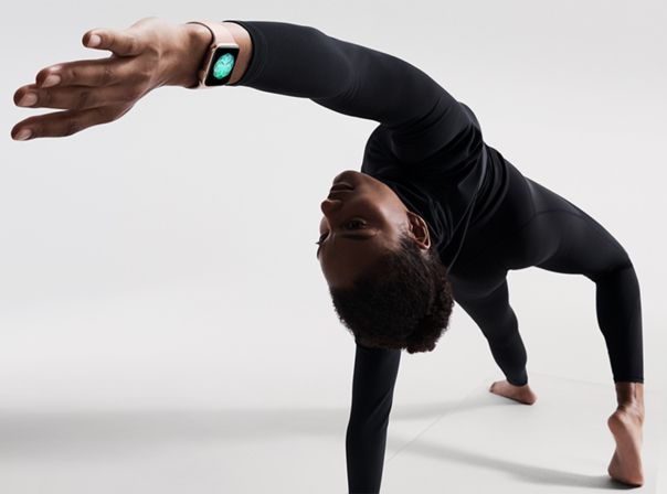 Eine Frau trägt die Apple Watch Series 4 beim Yoga.