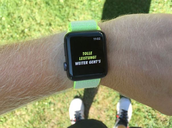 Apple Watch Series 3 mit grünem Armband sagt: Halte durch