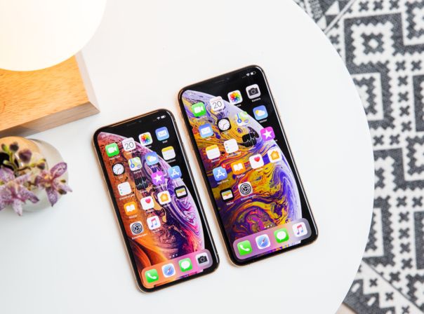 Das iPhone Xs und das iPhone Xs Max nebeneinander auf einem weißen Tisch.