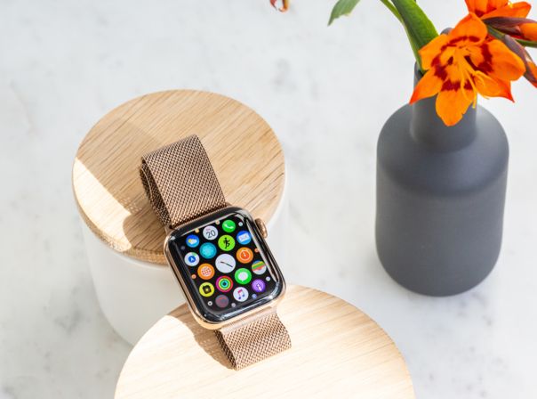 Die Apple Watch Series 4 liegt auf zwei Unterlagen.