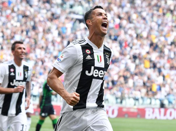 Cristiano Ronaldo beim Torjubel im Stadion.