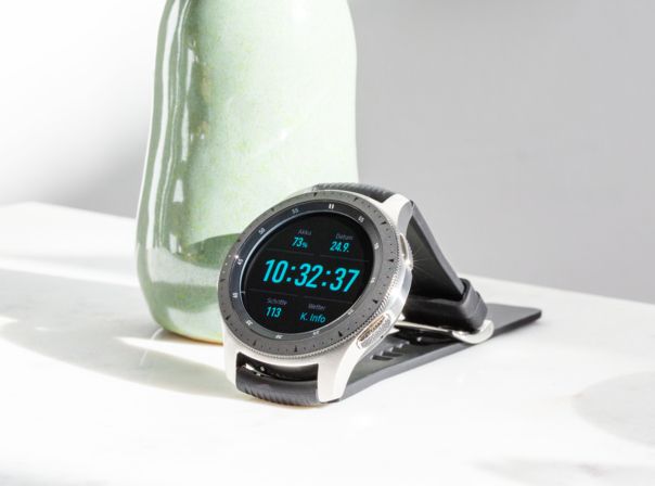 Samsung Galaxy Watch auf dem Tisch vor einer Vase