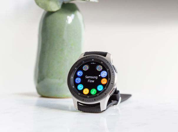 Samsung Galaxy Watch vor einer Vase