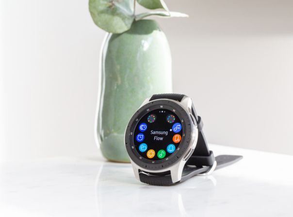 Die Samsung Galaxy Watch liegt auf einem Schreibtisch.