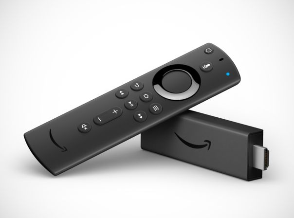 Die Amazon Fire TV Sprachfernbedienung und der Amazon Fire TV Stick vor weißem Hintergrund.