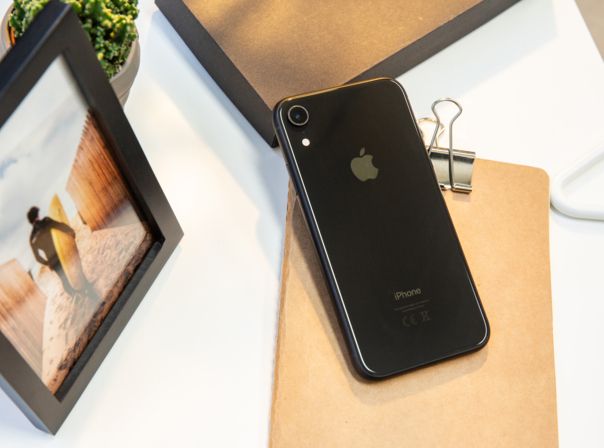 Das iPhone Xr liegt mit dem Display nach unten auf einem Tisch.