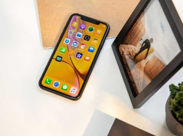 Das iPhone Xr liegt auf einem Tisch.