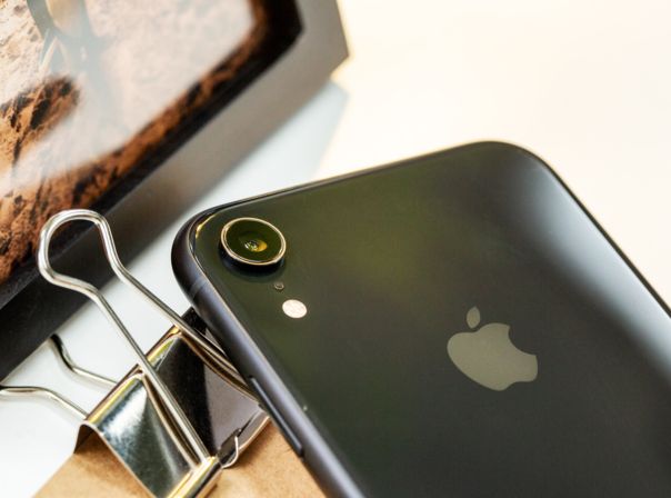 Die Rückseite des iPhone Xr in der Nahaufnahme.