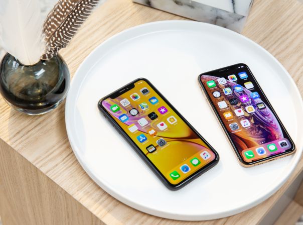 iPhone Xs und Xr auf Teller