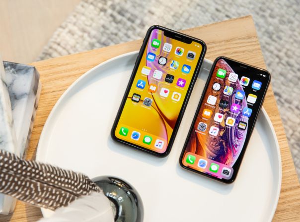 Das iPhone Xs und das iPhone Xr liegen auf einem Tisch