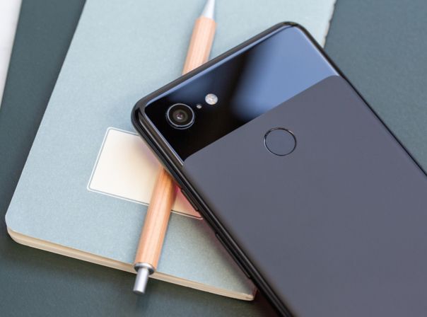 Google Pixel 3 XL mit Stift und Notizbuch