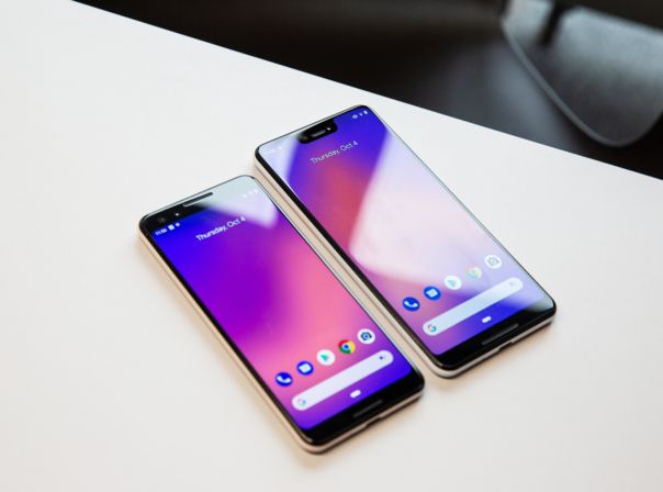 Zwei Smartphones auf einem Tisch, Google Pixel 3