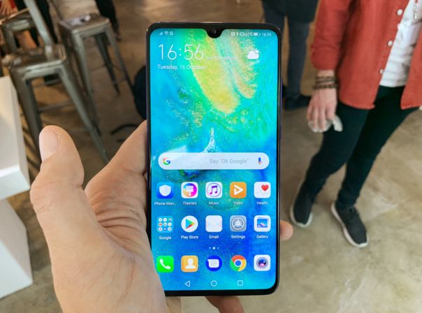 Marco hält das Huawei Mate 20 in der Hand