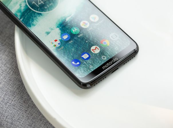 Motorola One auf Tisch