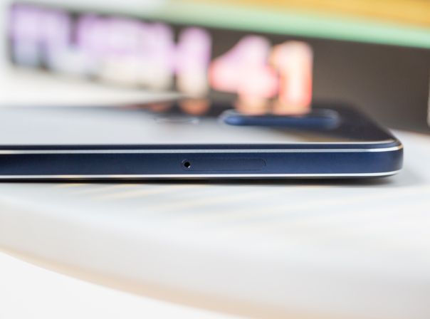 Nokia 7.1 von der Seite