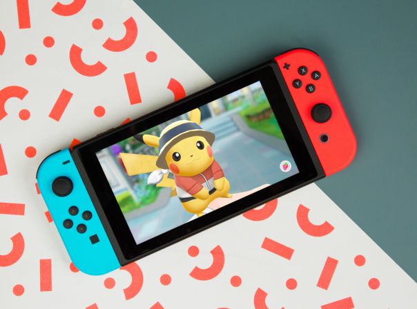 "Pokémon: Let's Go Pikachu" läuft auf einer Nintendo Switch, die auf einem Tisch liegt.