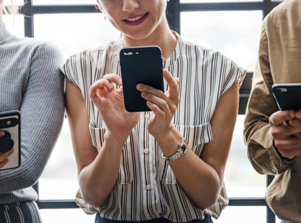 Frau mit Smartphone, Smartphones 2018, Hände