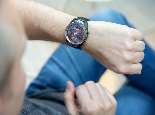 Ticwatch Smartwatch am Handgelenk