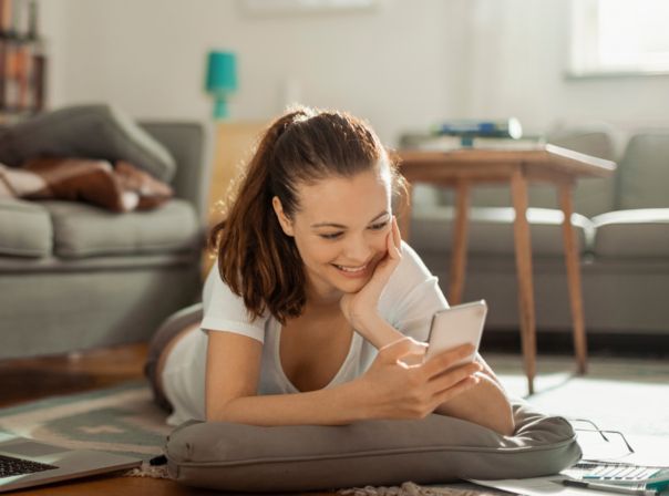 Handy, Smartphone, Frau, Wohnzimmer