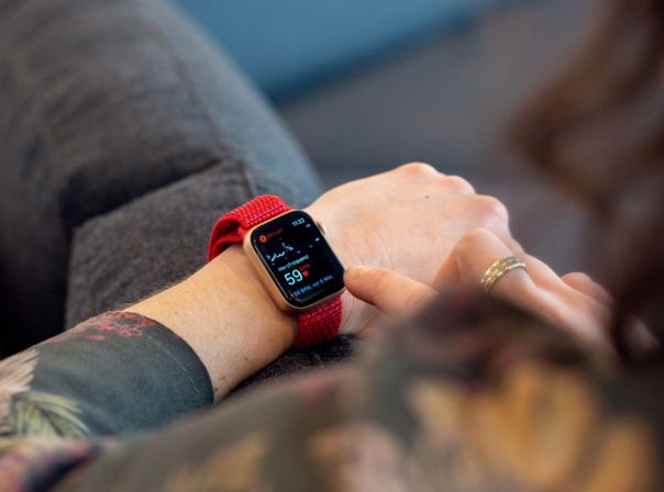 Apple Watch Series 4 mit Red Sport Loop