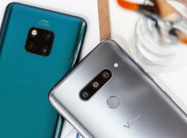 zwei Smartphones mit jeweils drei Kameras auf der Rückseite.