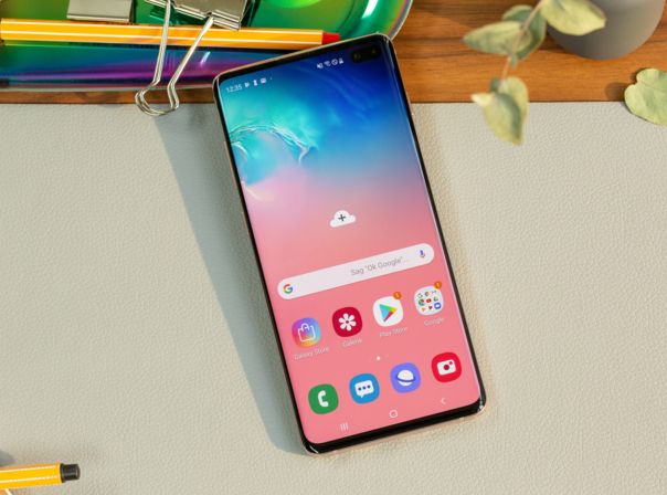 Smartphone Samsung Galaxy S10 Plus auf Tisch