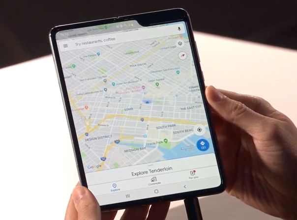 Faltbares Smartphone Galaxy Fold in Händen