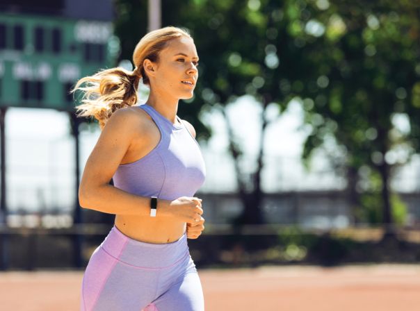 Joggerin mit Fitbi Inspire HR am Handgelenk