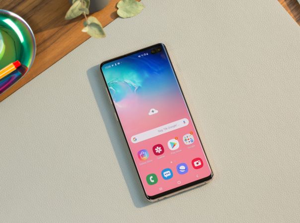 Samsung Galaxy S10+ auf Schreibtisch